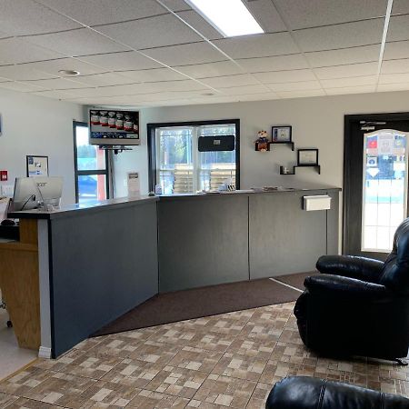 Travelodge By Wyndham Fredericton Esterno foto