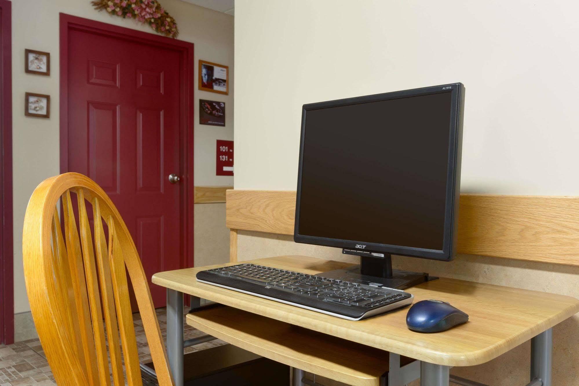 Travelodge By Wyndham Fredericton Esterno foto
