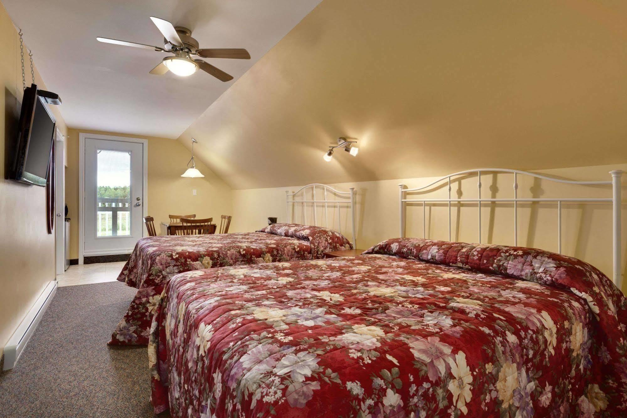 Travelodge By Wyndham Fredericton Esterno foto