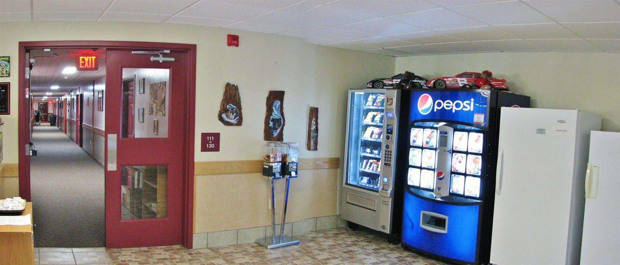 Travelodge By Wyndham Fredericton Esterno foto