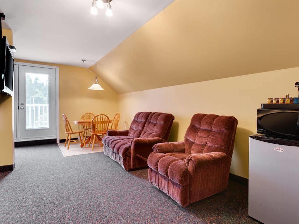 Travelodge By Wyndham Fredericton Esterno foto