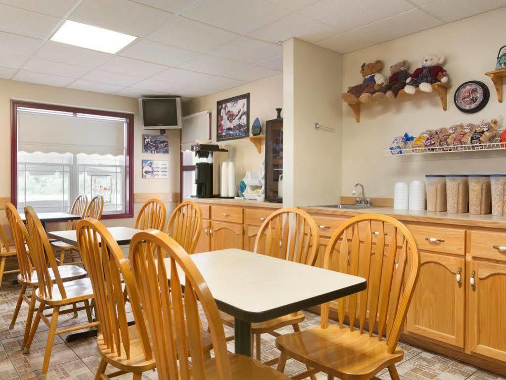 Travelodge By Wyndham Fredericton Esterno foto